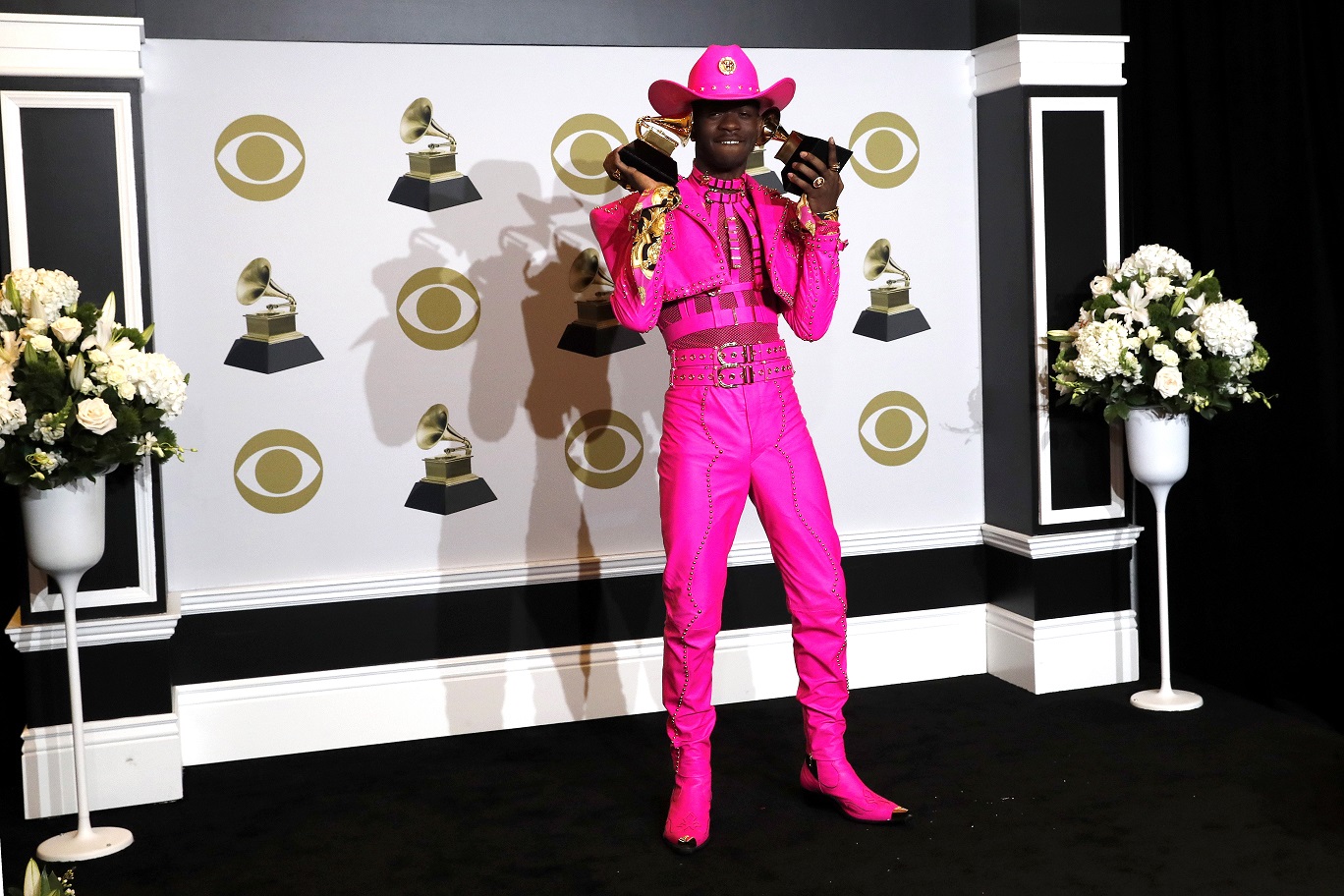O Lil Nas X ποζάρει στα βραβεία Grammy