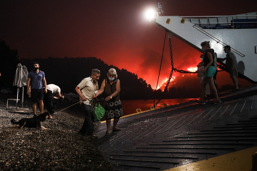 Λίμνη Εύβοιας: Πολίτες επιβιβάζονται στα ferry boat και απομακρύνονται δια θαλάσσης 