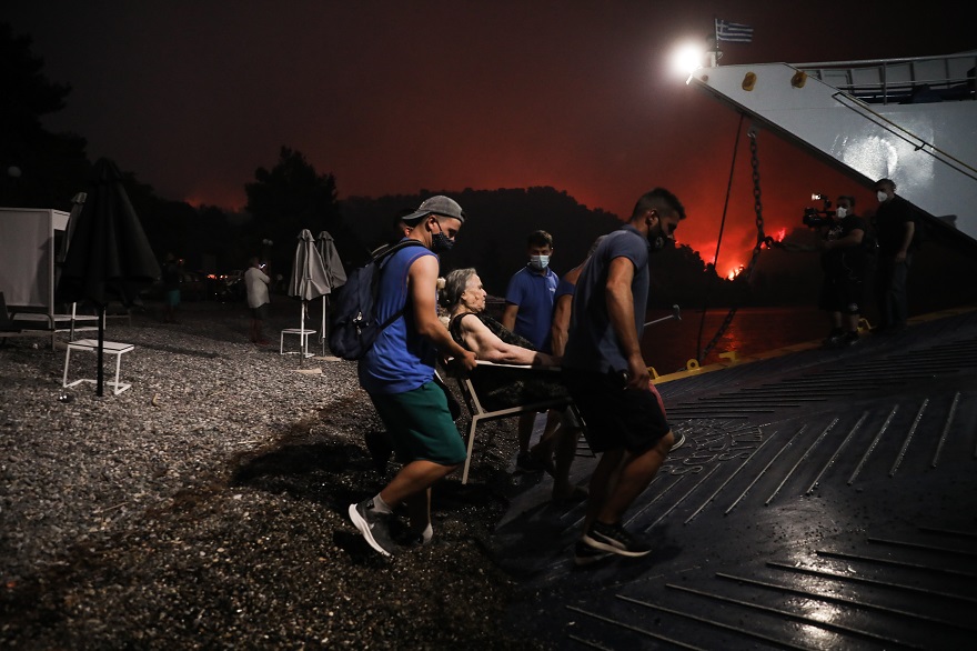 Λίμνη Εύβοιας: Πολίτες επιβιβάζονται στα ferry boat και απομακρύνονται δια θαλάσσης