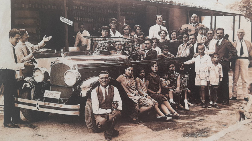 Οικογένεια και φίλοι ποζάρουν με το καινούριο αυτοκίνητο, δεκαετία του 1920