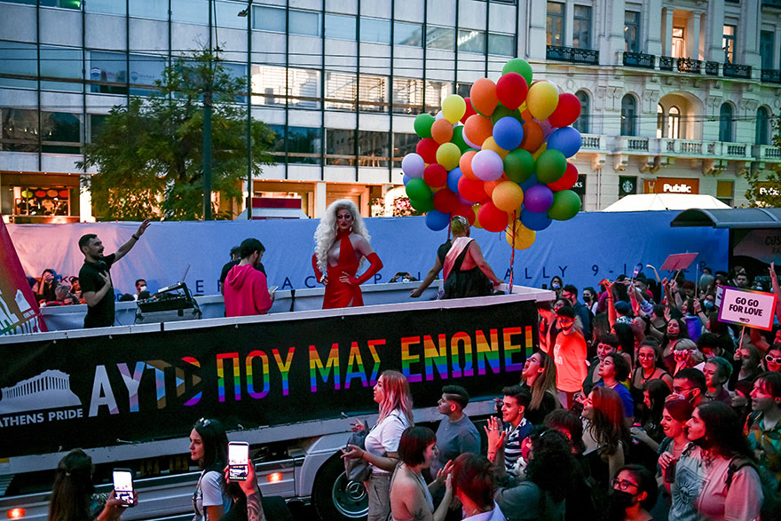Η μεγάλη Παρέλαση Υπερηφάνειας του Athens Pride 2021 στην πλατεία Συντάγματος έστειλε μήνυμα για τη διαφορετικότητα και τα δικαιώματα της LGBTQI κοινότητας