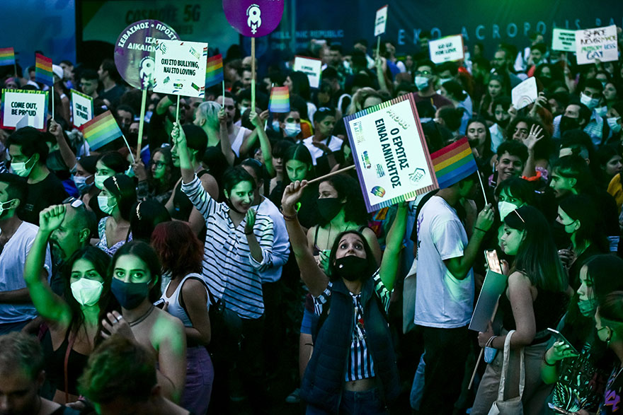 Athens Pride 2021: Συμμετέχοντες στη μεγάλη Παρέλαση Υπερηφάνειας κρατούν πλακάτ με συνθήματα για τα δικαιώματα των ΛΟΑΤΚΙ