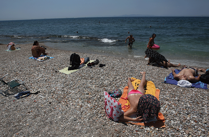Λουόμενοι σε παραλίες της Αττικής ανήμερα των εθνικών εκλογών 2019