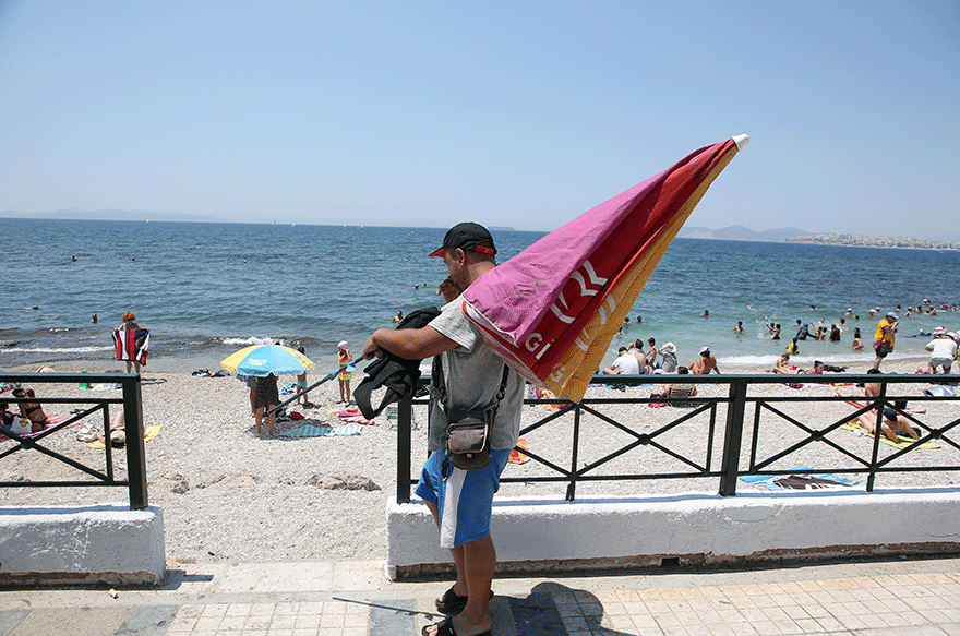 Λουόμενοι σε παραλίες της Αττικής ανήμερα των εθνικών εκλογών 2019