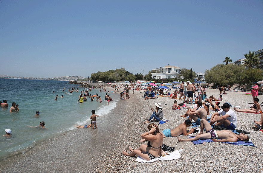 Λουόμενοι σε παραλίες της Αττικής ανήμερα των εθνικών εκλογών 2019