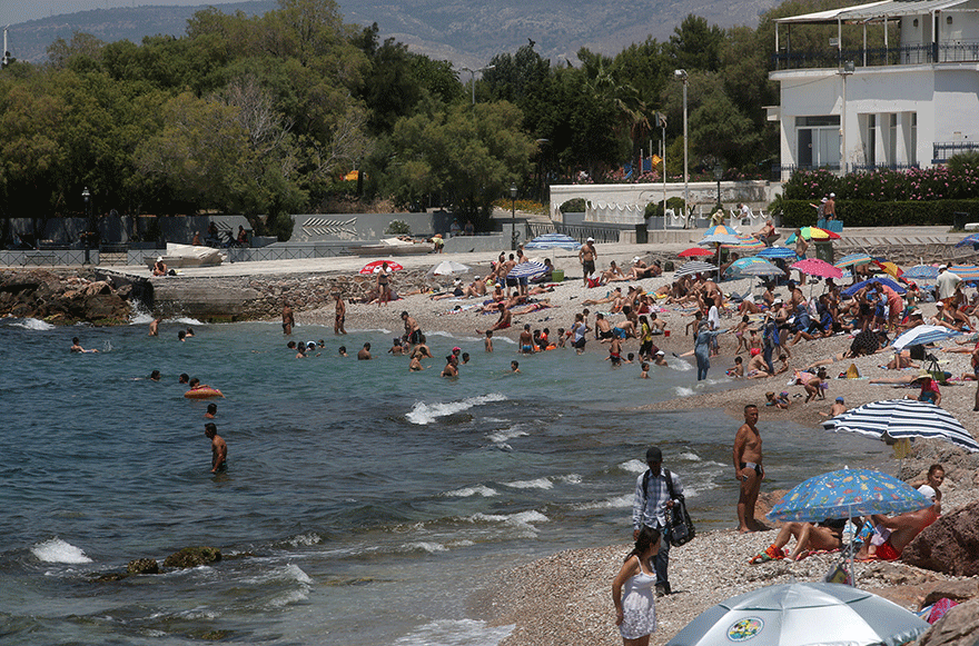 Λουόμενοι σε παραλίες της Αττικής ανήμερα των εθνικών εκλογών 2019