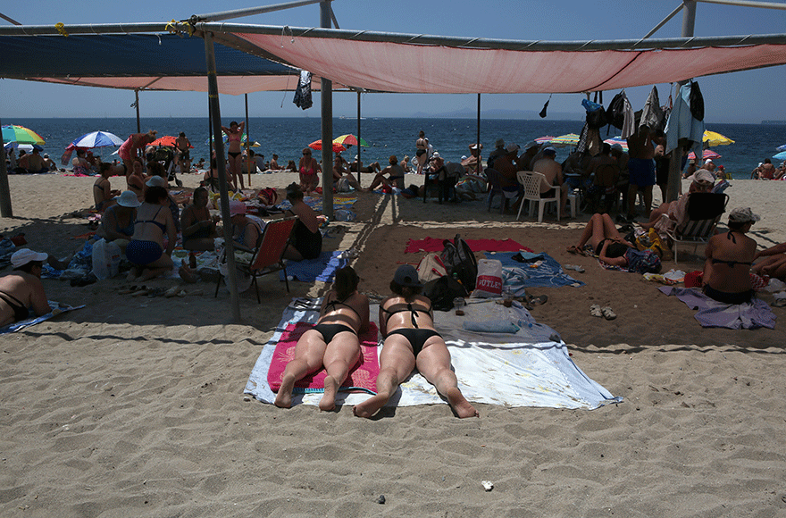 Λουόμενοι σε παραλίες της Αττικής ανήμερα των εθνικών εκλογών 2019