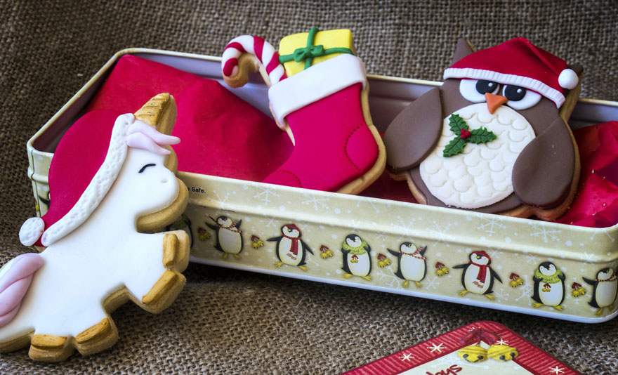 Σιδερένιο κουτί με μπισκότα σε διάφορα χριστουγεννιάτικα σχήματα