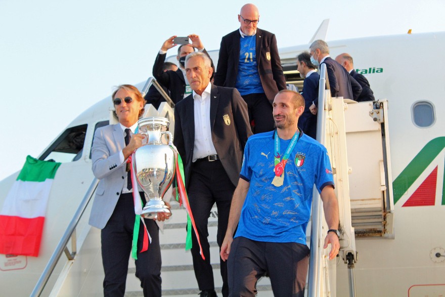 Ο Ρομπέρτο Μαντσίνι με το τρόπαιο του Euro στα χέρια κατά την άφιξη της αποστολής στη Ρώμη