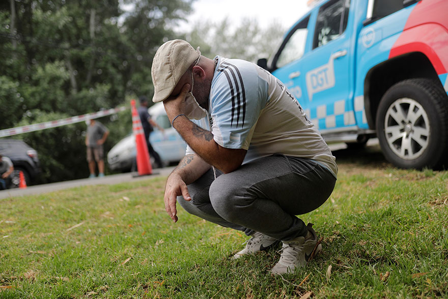 Άνδρας ξεσπά σε κλάματα έξω από το σπίτι του Ντιέγκο Αρμάντο Μαραντόνα στο Μπουένος Άιρες