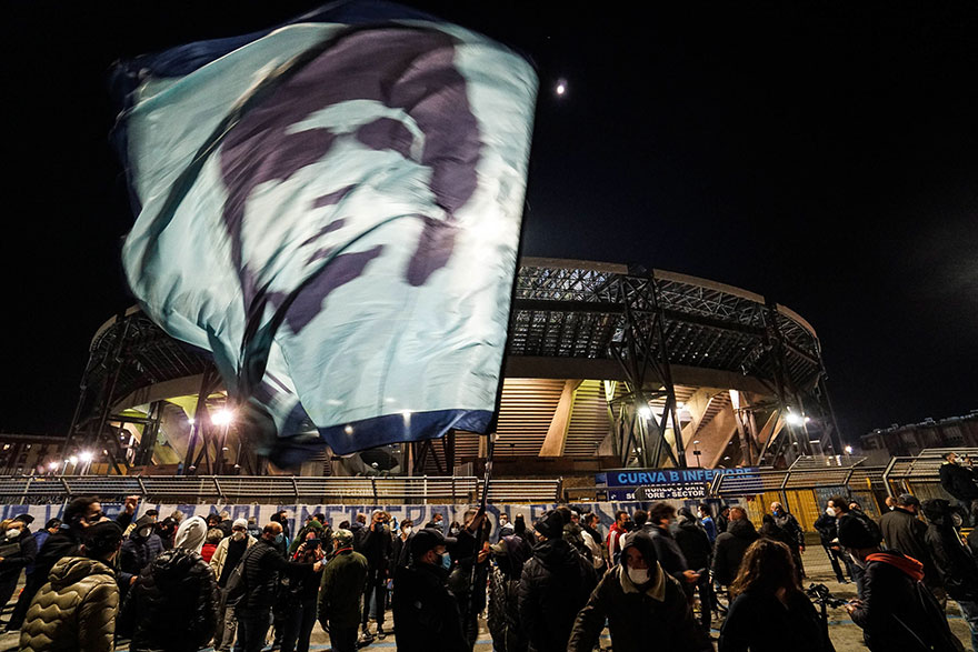 Κόσμος έξω από το γήπεδο της Νάπολι αποτίουν φόρο τιμής στον Ντιέγκο Αρμάντο Μαραντόνα