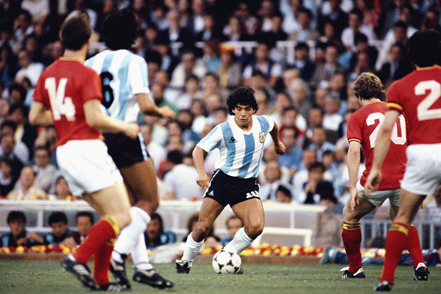 Ο Ντιέγκο Μαραντόνα, με την Αργεντινή κόντρα στο Βέλγιο, στο Μουντιάλ της Ισπανίας, 13 Ιουνίου 1982. Ο θρύλος του παγκοσμίου ποδοσφαίρου αγωνίστηκε σε 4 Παγκόσμια Κύπελλα