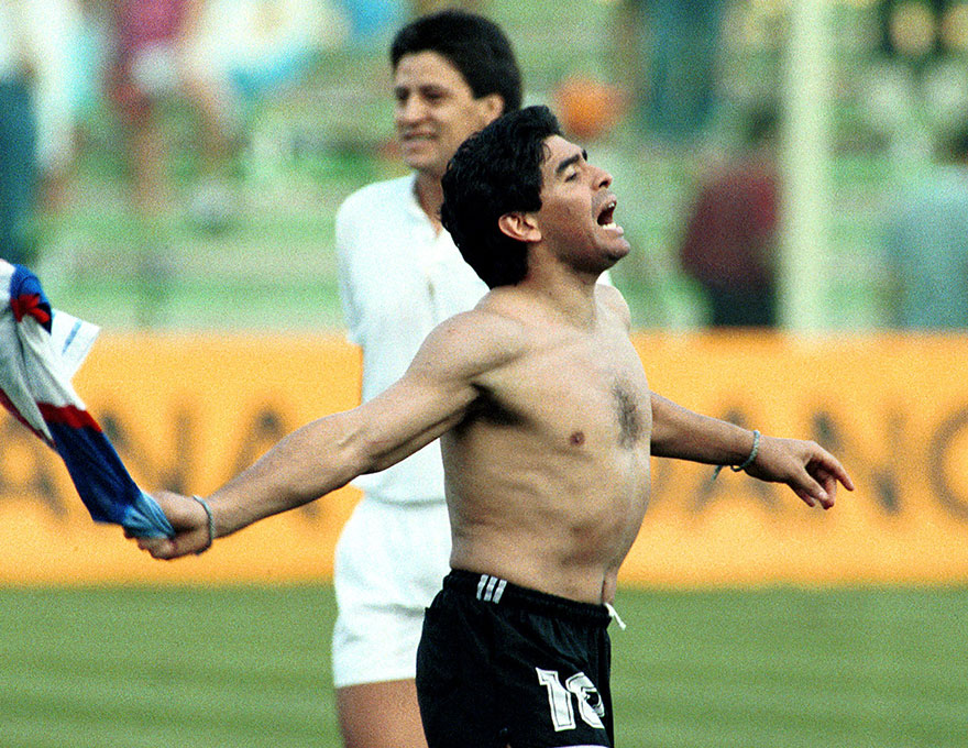 Ο Ντιέγκο Μαραντόνα πανηγυρίζει ένα από τα πολλά γκολ που σημείωσε στην καριέρα του