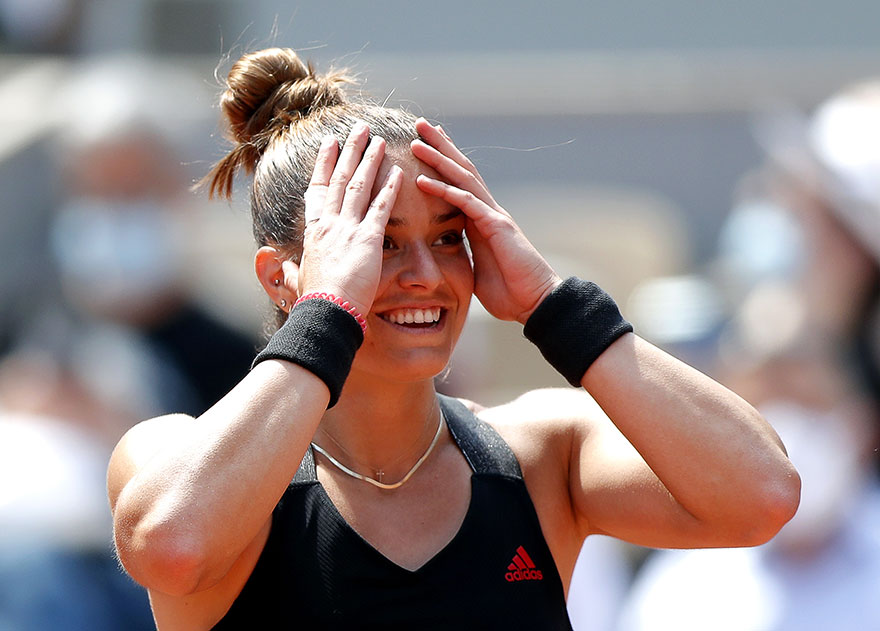Πλατύ χαμόγελο από τη Μαρία Σάκκαρη που κέρδισε την Ίγκα Σβιόντεκ και πέρασε στα ημιτελικά του Roland Garros