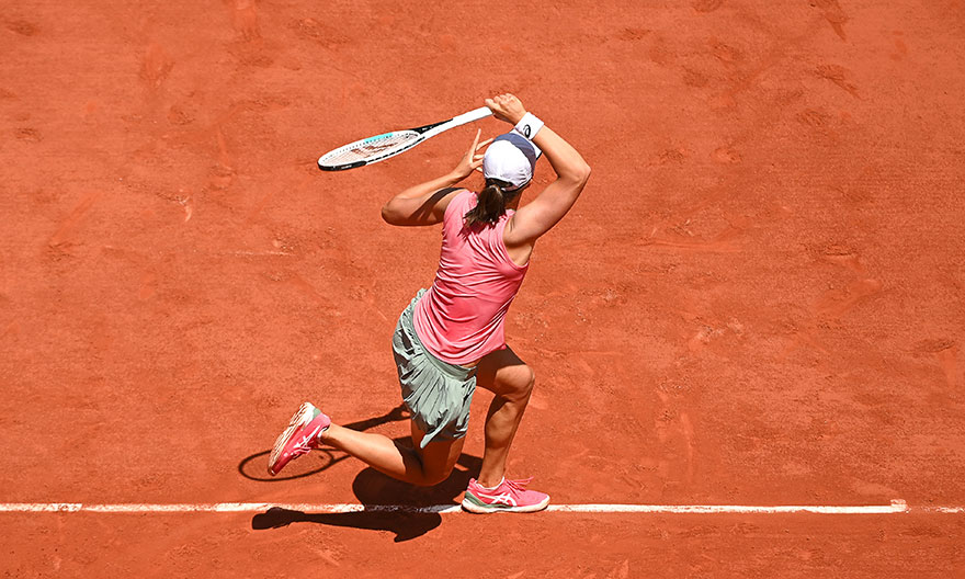 Η Ίγκα Σβιόντεκ αποκρούει μπαλιά από τη Μαρία Σάκκαρη στα προημιτελικά του Roland Garros στο Παρίσι