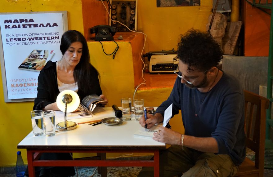 Ο Άγγελος Σπάρταλης υπογράφει το βιβλίο του «Μαρία και Στέλλα» (εκδ. Athens Voice Books) πριν την έναρξη της παρουσίασης. 