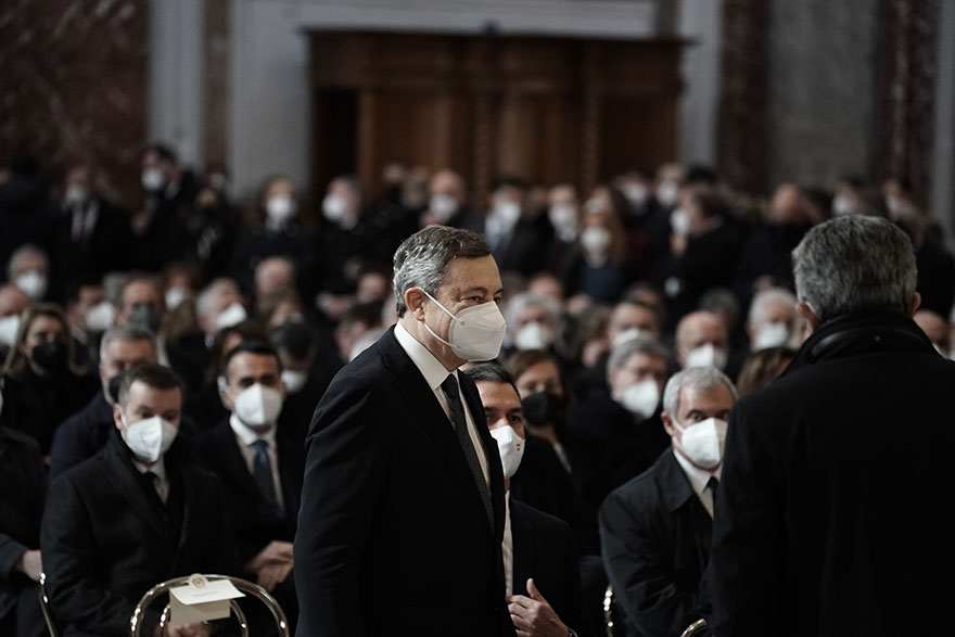 Ο πρωθυπουργός της Ιταλίας Μάριο Ντράγκι στην κηδεία του Νταβίντ Σασόλι στη Ρώμη