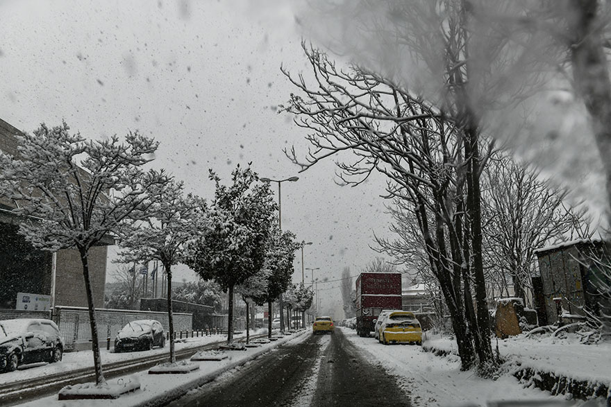 Λευκό τοπίο στο Μαρούσι, με χιόνι σε δρόμο, πεζοδρόμια και σκεπές αυτοκινήτων