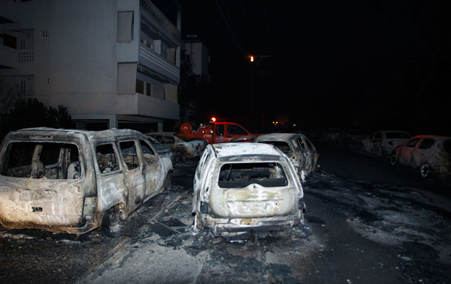 Καμένα αυτοκίνητα στο Μάτι μετά τη φονική φωτιά με τους 102 νεκρούς