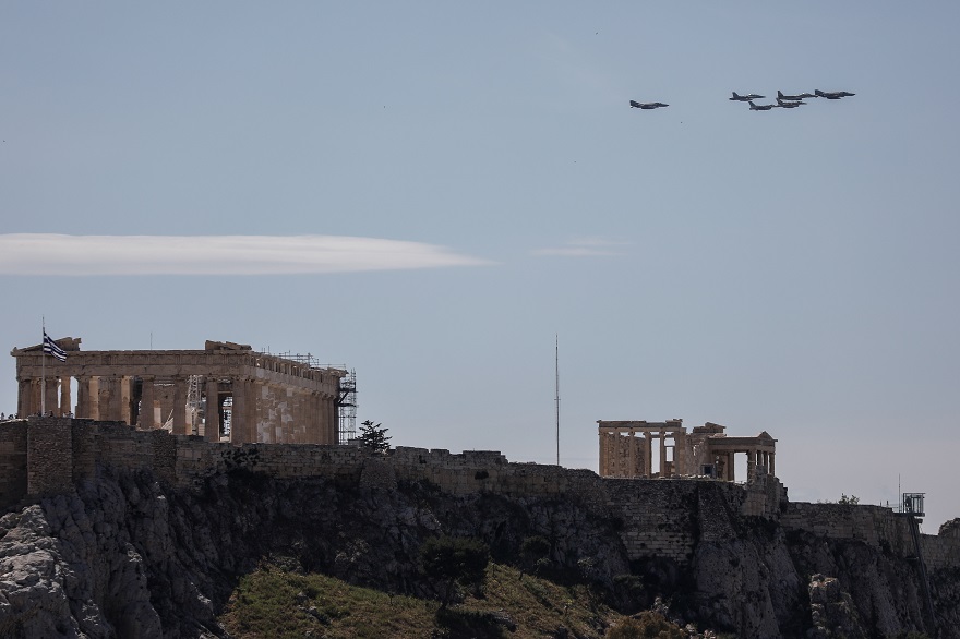 Μαχητικά αεροσκάφη στον ουρανό της Αθήνας - Πέταξαν πάνω από την Ακρόπολη
