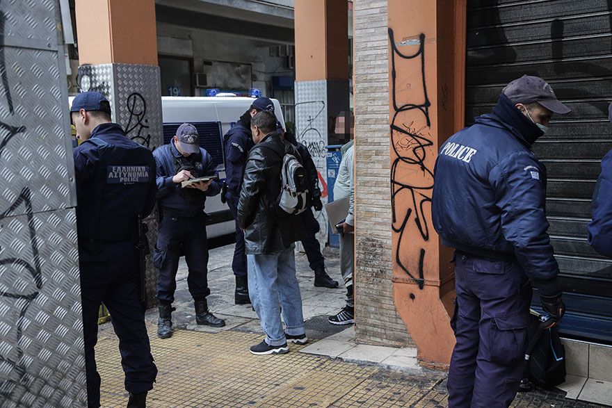 Ξεπέρασαν τις 120 οι προσαγωγές για το έγκλημα στη Μενάνδρου