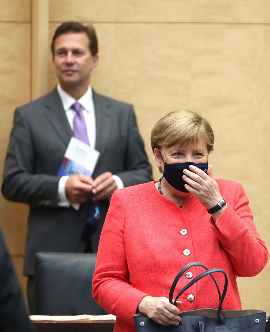 Οι Γερμανοί είδαν για πρώτη φορά την Άνγκελα Μέρκελ να φορά μάσκα για τον κορωνοϊό σε δημόσιο χώρο