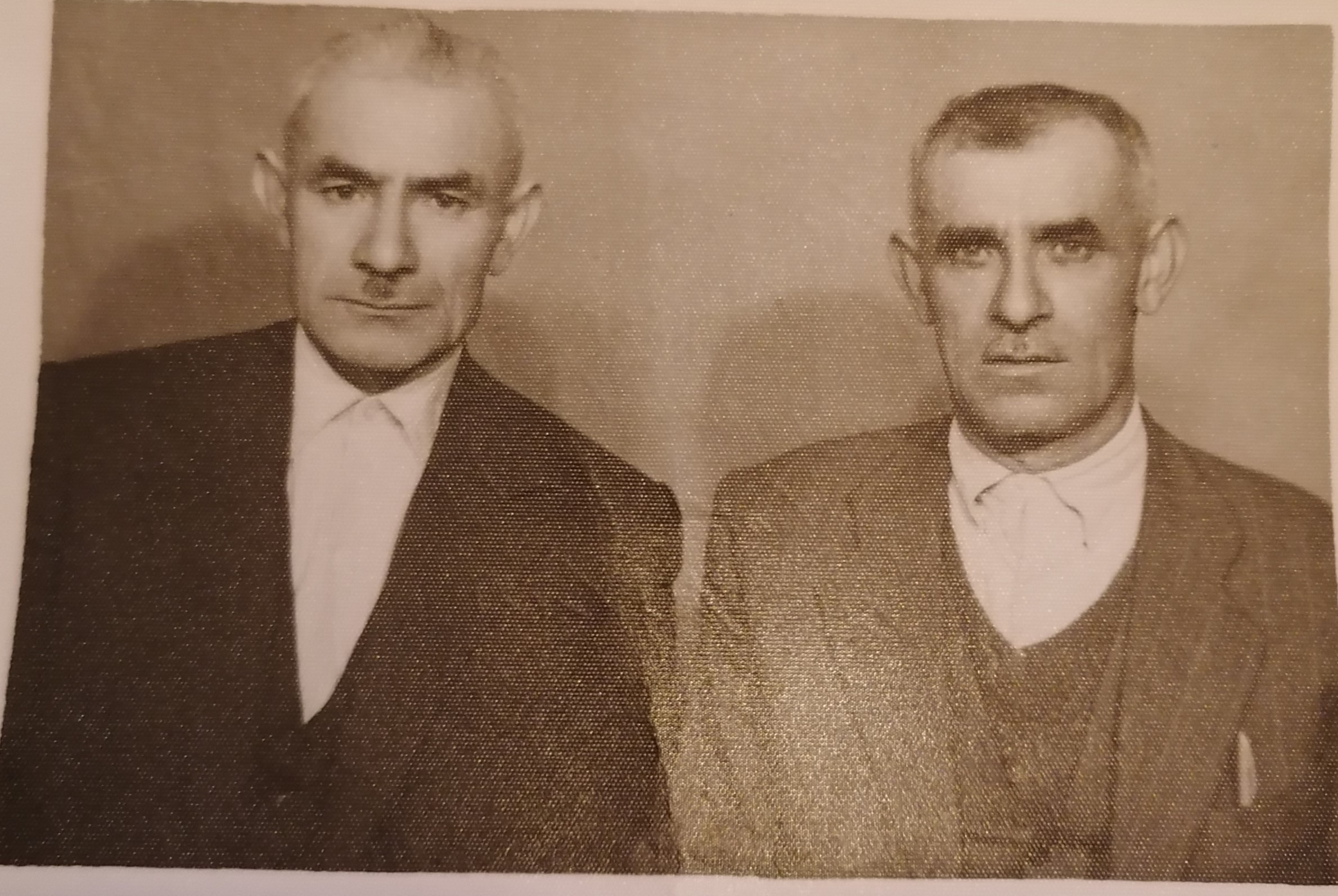Mert Kaya's great-grandfather and his brother: On the left, Ioannis Anastasiadis and on the right, the author's great-grandfather, hakshak Terece, in their first and last photo together, in Bitlis, in the '60s. «Πηγή: https://www.athensvoice.gr/greece/713246_mert-kaya-den-distazo-na-po-eimai-ellinas-pontios»