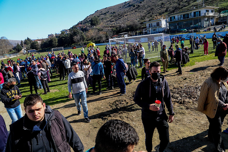 Οι κάτοικοι στο Μεσοχώρι συγκεντρώθηκαν στο γήπεδο μετά τον ισχυρό σεισμό των 6 Ρίχτερ στην Ελασσόνα