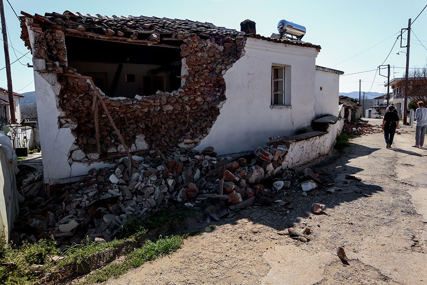 Σεισμός στην Ελασσόνα: Κατέρρευσε τοίχος σε σπίτι στον οικισμό Μεσοχώρι - Αρκετές κατοικίες στο συγκεκριμένο χωριό υπέστησαν ζημιές