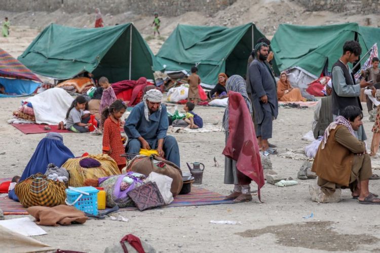 Εκατοντάδες εκτοπισμένες οικογένειες έχουν κατασκηνώσει σε πάρκο της Καμπούλ εκλιπαρώντας για φαγητό και στέγη © EPA / HEDAYATULLAH AMID 