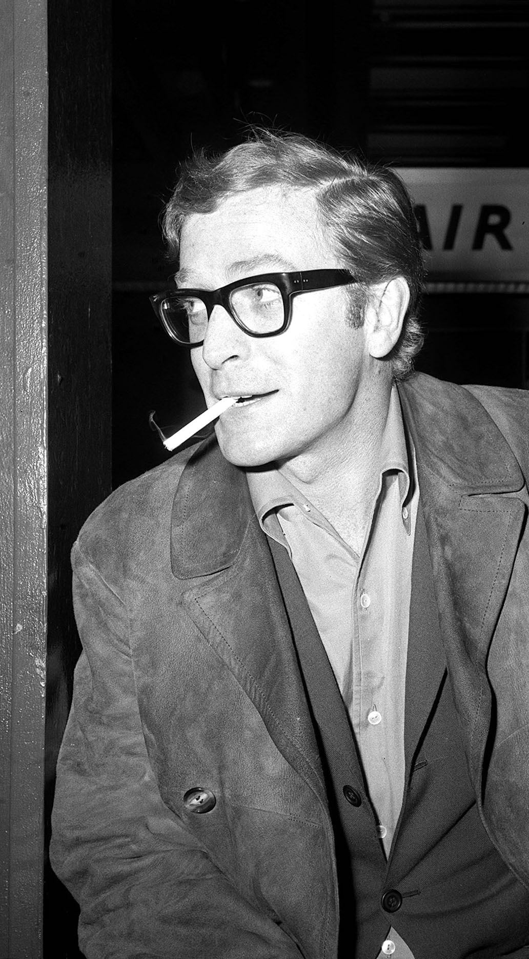 Ο βρετανός ηθοποιός Μάικλ Κέιν με τσιγάρο στο στόμα