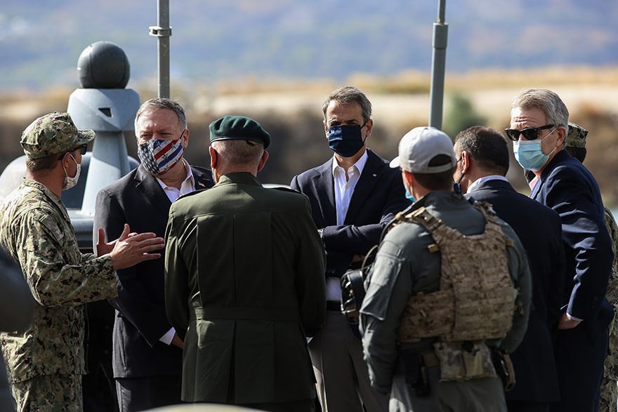 Ο πρωθυπουργός Κυριάκος Μητσοτάκης και ο Αμερικανός ΥΠΕΞ Μάικ Πομπέο στη στρατιωτική βάση της Σούδας
