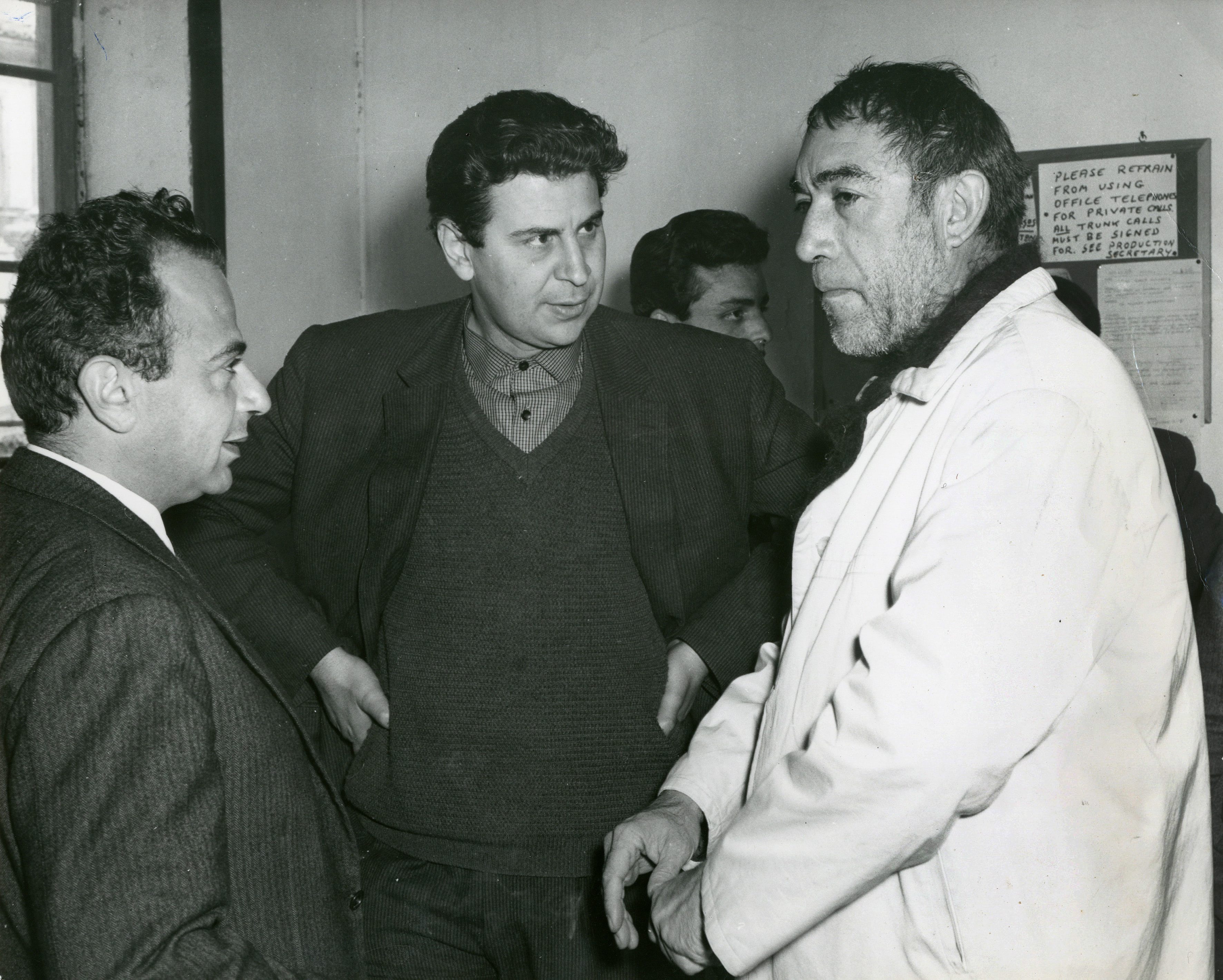 Ο Μιχάλης Κακογιάννης, ο Μίκης Θεοδωράκης και ο Άντονι Κουίν στα γυρίσματα της ταινίας «Αλέξης Ζορμπάς» το 1964