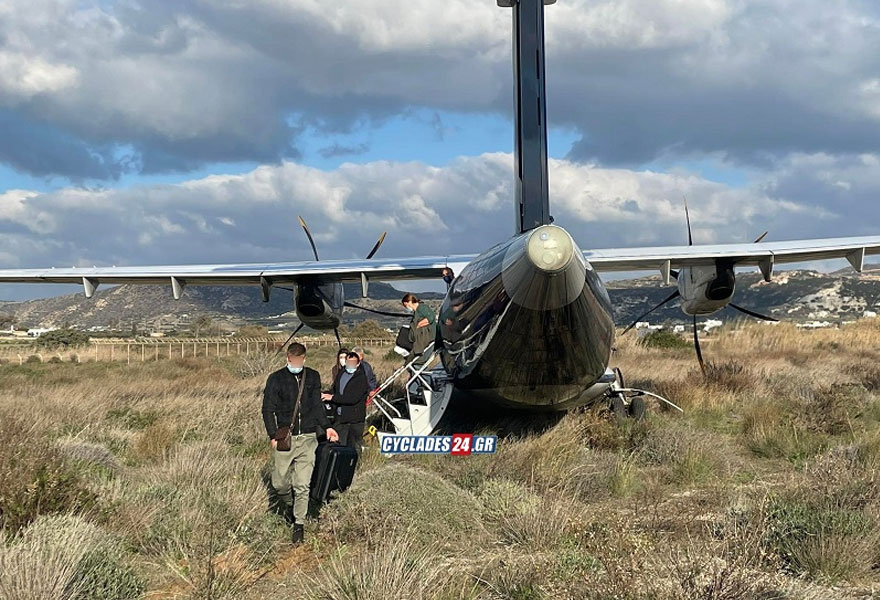 Επιβάτες του αεροσκάφους στη Μήλο έχουν κατέβει και απομακρύνονται
