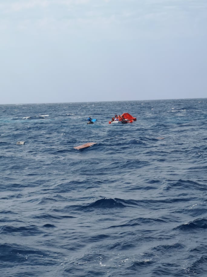 Βυθίστηκε θαλαμηγός στη Μήλο: Η επιχείρηση διάσωσης των 18 επιβαινόντων