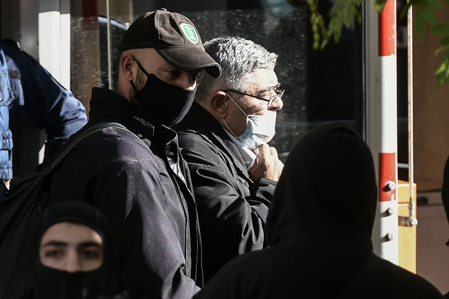 Ο Νίκος Μιχαλολιάκος, αρχηγός της εγκληματικής οργάνωσης της Χρυσής Αυγής, με μάσκα για τον κορωνοϊό κατά την έξοδό του από τη ΓΑΔΑ προκειμένου να μπει στην κλούβα που θα τον μεταφέρει στη φυλακή
