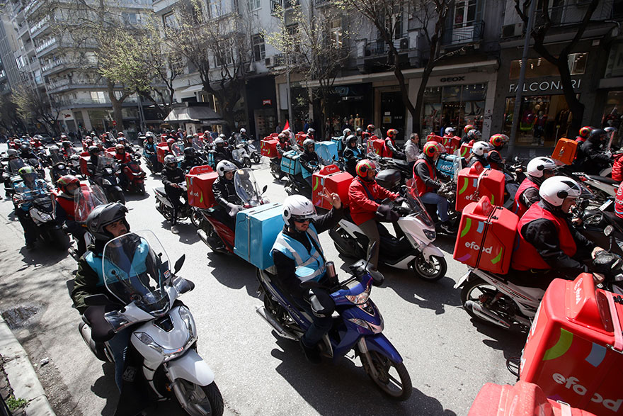 Μοτοπορεία στη Θεσσαλονίκη από διανομείς στην εστίαση που συμμετέχουν στην 24ωρη απεργία των ΓΣΕΕ και ΑΔΕΔΥ