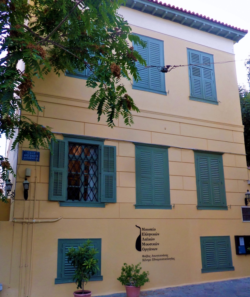 Το Μουσείο Ελληνικών Λαϊκών Μουσικών Οργάνων "Φοίβος Ανωγειανάκης" - Κέντρο Εθνομουσικολογίας στην Πλάκα