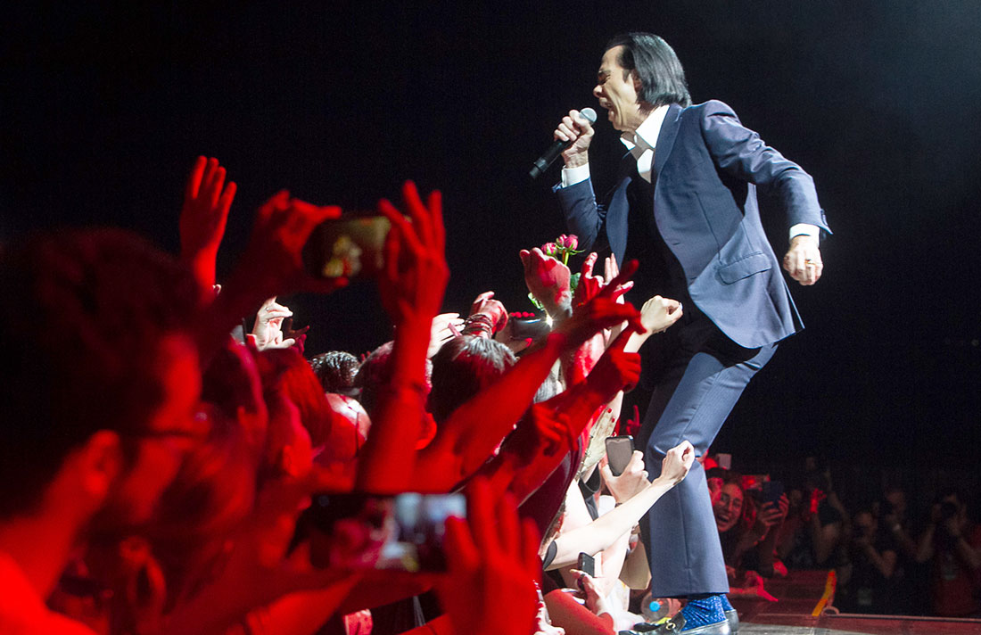 Στιγμιότυπο από τη συναυλία του Nick Cave στο Release Athens, στην Αθήνα