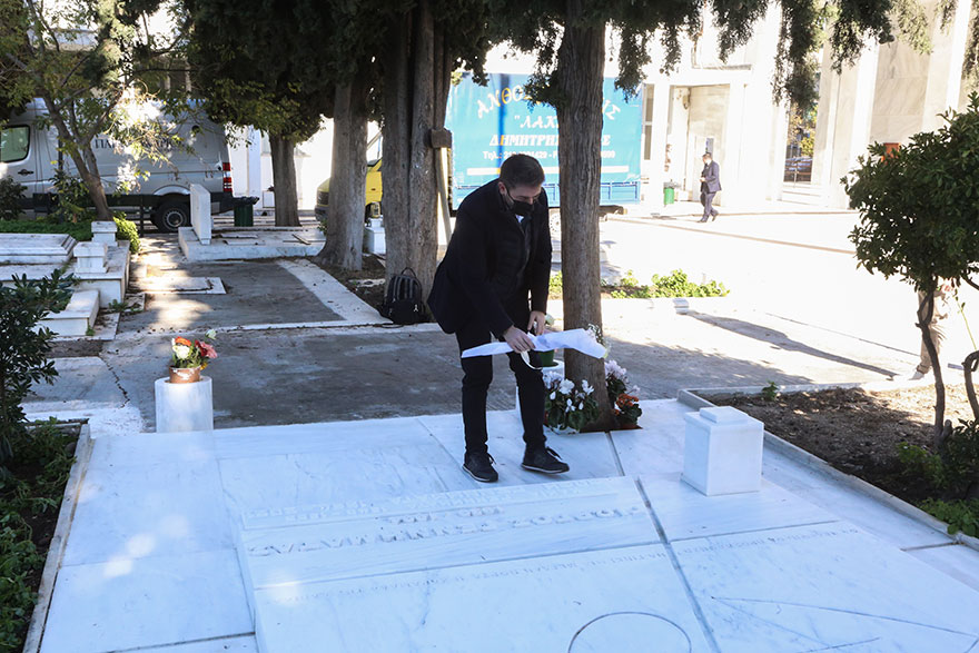 Ο Νίκος Ανδρουλάκης αφήνει λουλούδια στον τάφο της Φώφης Γεννηματά στο Α' Νεκροταφείο Αθηνών