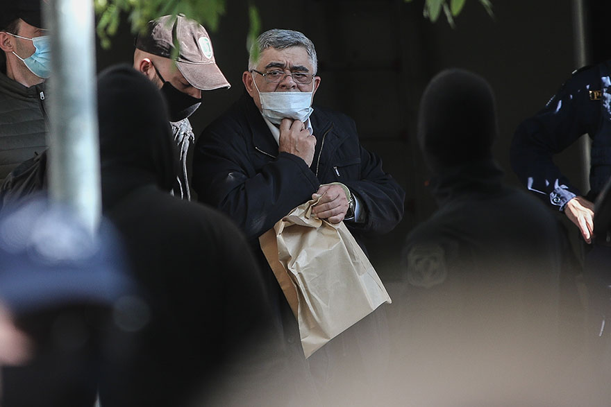 Ο Νίκος Μιχαλολιάκος, με χειροπέδες στα χέρια, οδηγείται στην κλούβα που θα τον μεταφέρει στη φυλακή