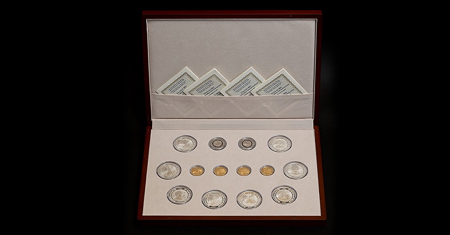 Τα τέσσερα χρυσά νομίσματα που απεικονίζουν την εξέλιξη της Ελληνικής Σημαίας