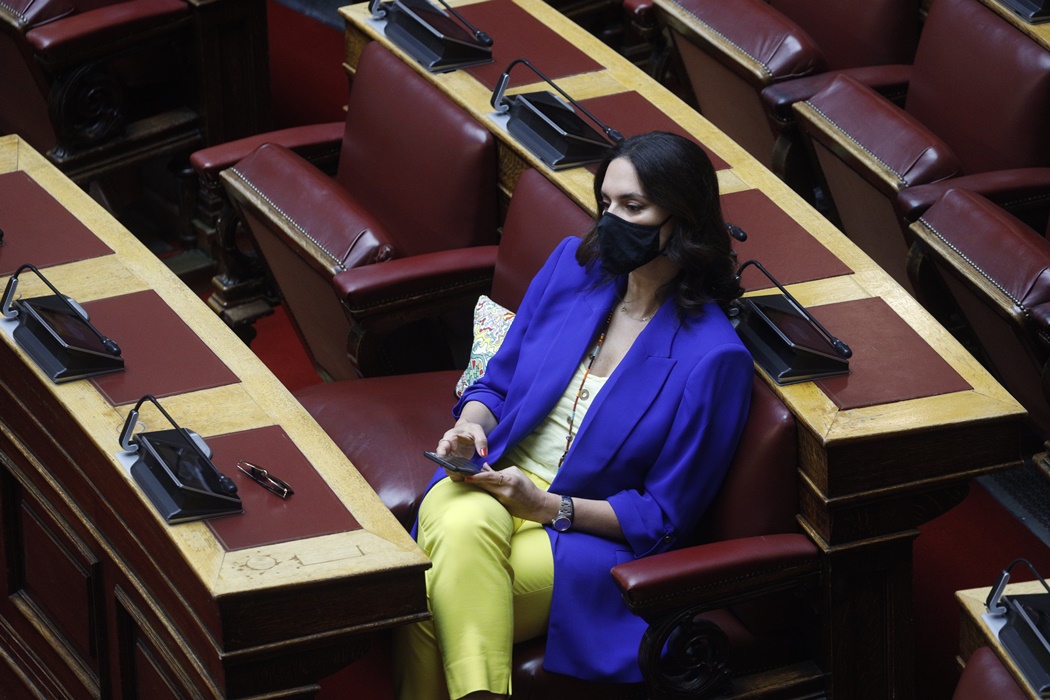 Η Νόνη Δούνια στη Βουλή με κίτρινο - μπλε σύνολο