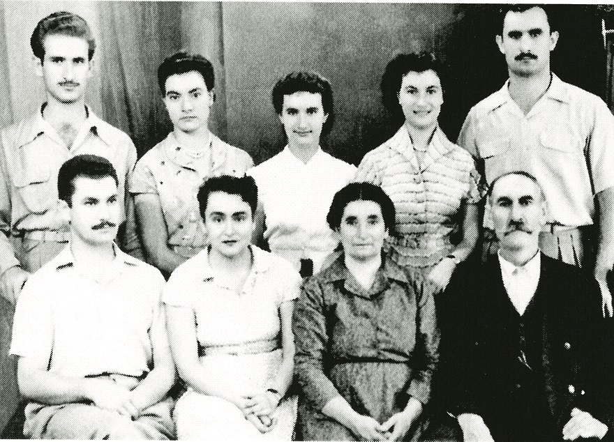 Η οικογένεια μαζί, μετά την αποφυλάκιση του Μήτσου και του Γιάννη. Από αριστερά πάνω, ο Ασημάκης, η Ασημούλα, η Λούλα, η Κατίνα, Ο Γιάννης. Κάτω, ο Μήτσος, η Ντίτα, η μάνα και ο πατέρας. Αυγουστος 1952.