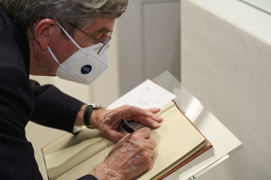 Ο Πρόεδρος ΔΟΕ, Thomas Bach, γράφει στο Βιβλίο Επισκεπτών του Ολυμπιακού Μουσείου Αθήνας