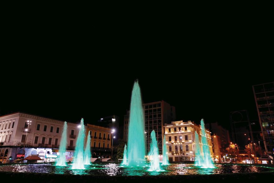 Το σιντριβάνι της Ομόνοιας και η πλατεία Συντάγματος, φωτίστηκαν συμβολικά με το πράσινο χρώμα με αφορμή την Παγκόσμια Ημέρα Ευαισθητοποίησης για το Λέμφωμα