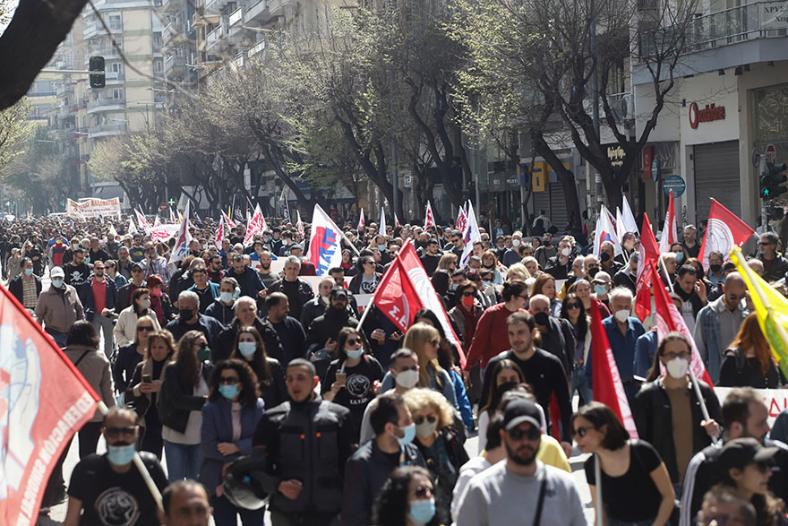 Μέλη του ΠΑΜΕ διαδηλώνουν στη Θεσσαλονίκη για την ακρίβεια και τους χαμηλούς μισθούς