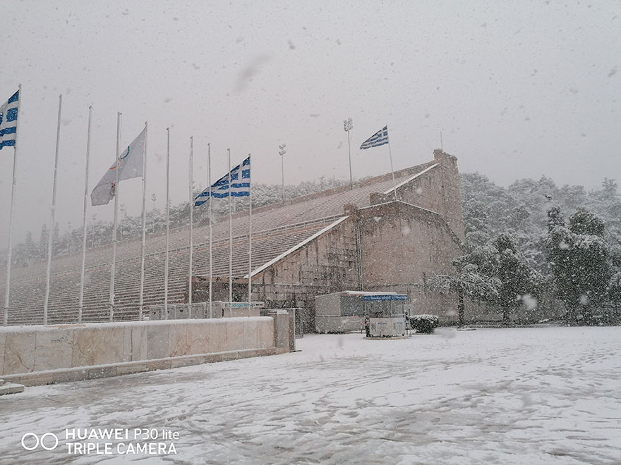 Στα λευκά το Παναθηναϊκό Στάδιο στο κέντρο της Αθήνας