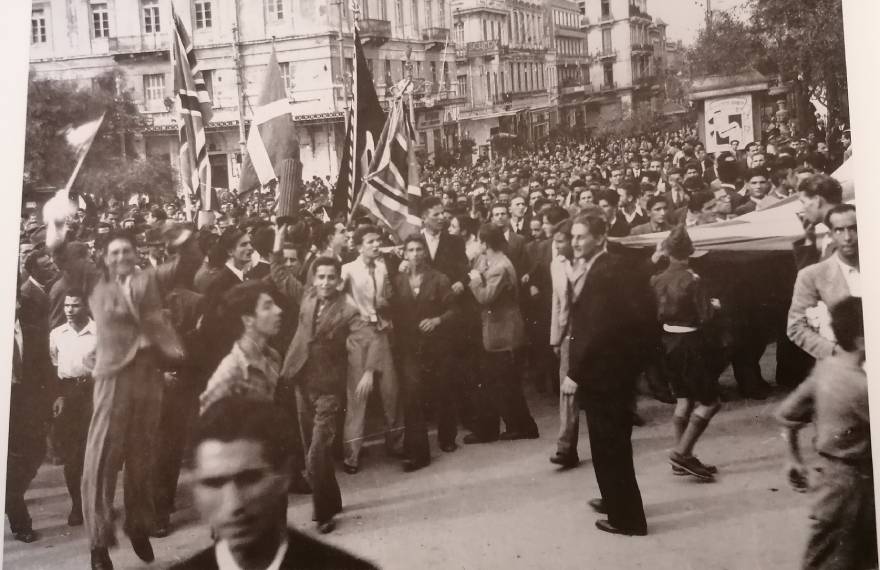 Πανηγυρισμοί στην πλ. Συντάγματος, στη συμβολή με την Ερμού, για την απελευθέρωση της Αθήνας από τη γερμανική Κατοχή (12/10/1944)