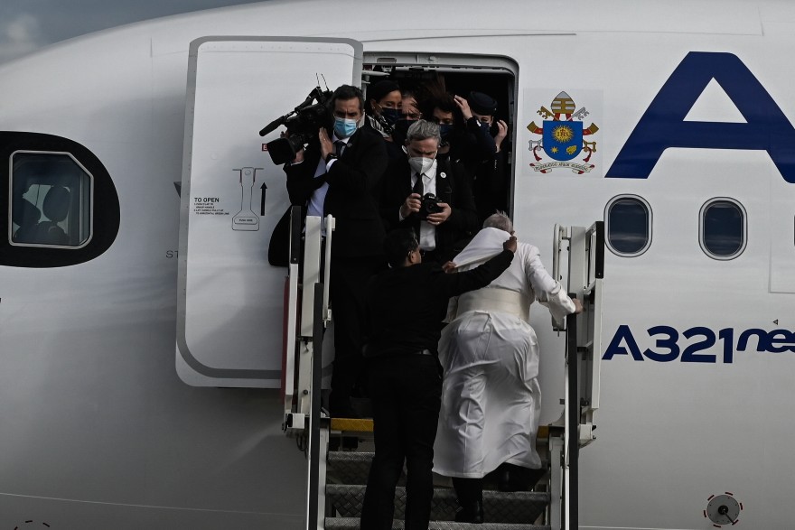 Παραπάτησε ο Πάπας Φραγκίσκος ανεβαίνοντας στο αεροπλάνο